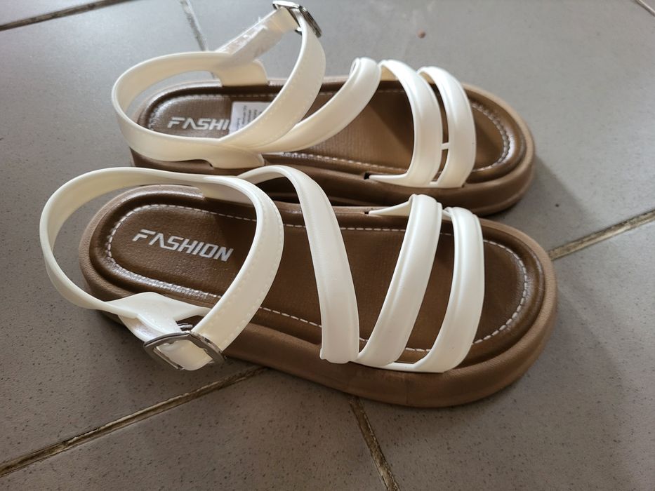 Сандалии детские новые