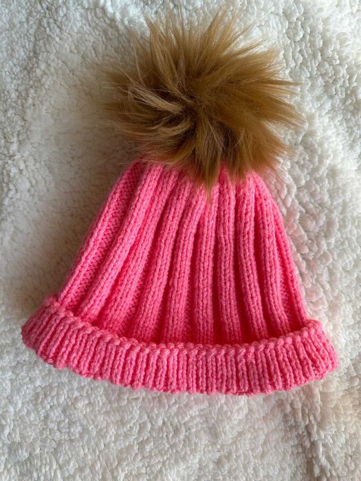 Ръчно изплетени шапки от баба с пухкав помпон