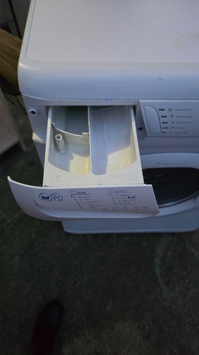 Продавам пералня със сушилня Hotpoint Модел AMXXF149