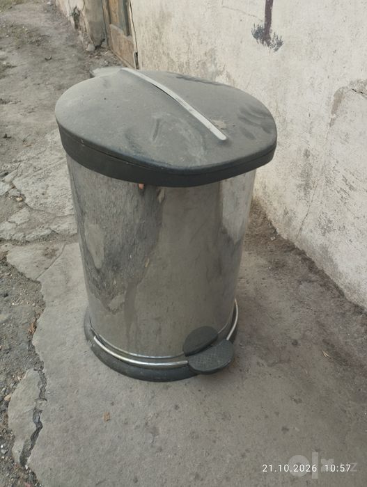 металлическая урна с педалю.рабочий