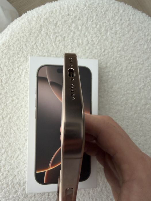 iPhone 16 Pro, desert titanium, 256 GB.