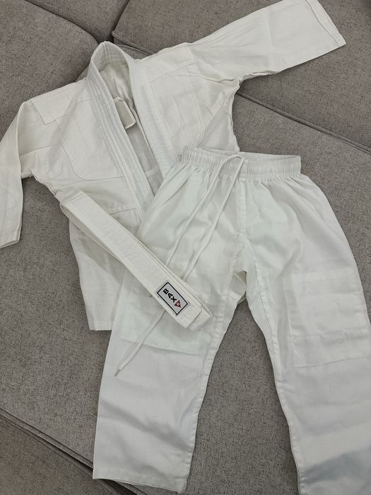 Кимоно (120) новое , белого цвета и пояс.