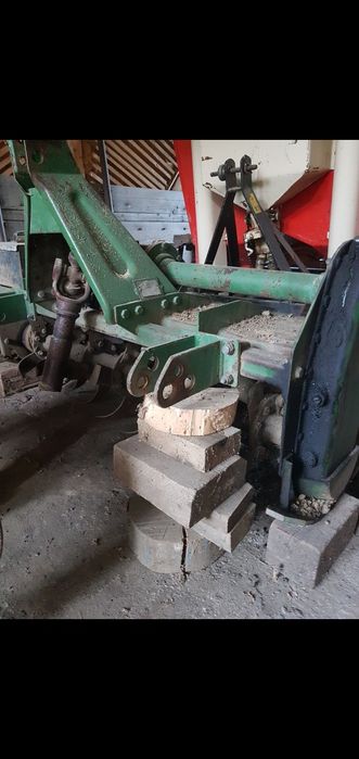 Vând Tractor+utilaje(remorcă+cositoare+plug+freză+mașină cartofi)