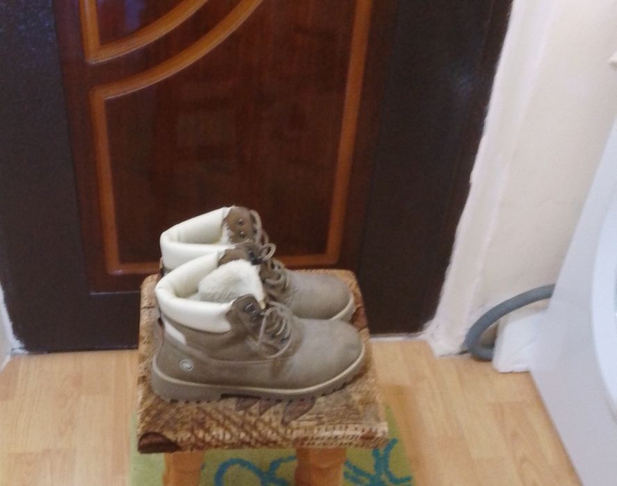 Vând ghete noi model timberland