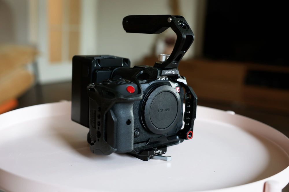 Камера Canon EOS R5 C пълен комплект със Smallrig cage, V-Mount Battery Kit,SanDisk Extreme Pro CFexpress 512GB