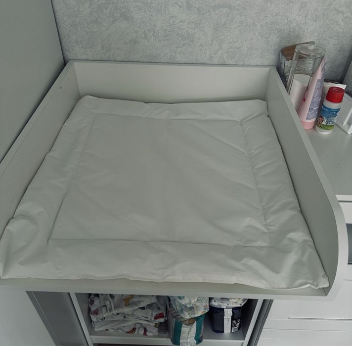 Детская кровать, шезлонг, столик, манеж