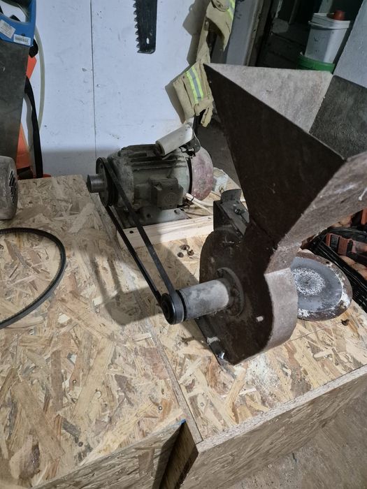 Vând moară cu motor monofazic și lădoi