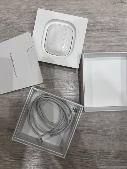 Използвани airpods 3 със силиконов калъф