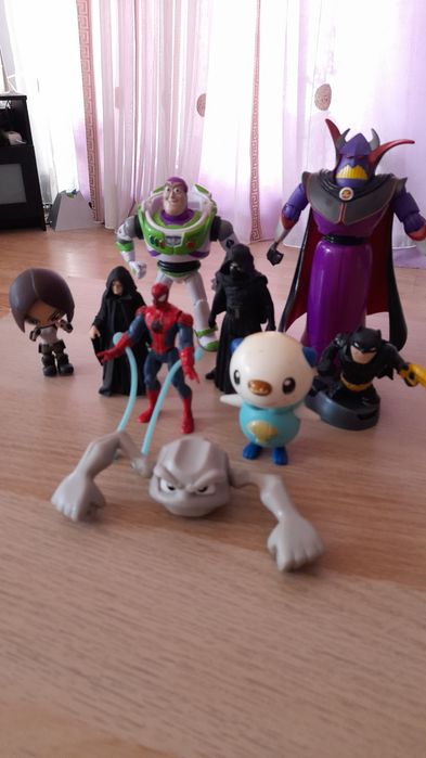 Diferite jucari și figurine