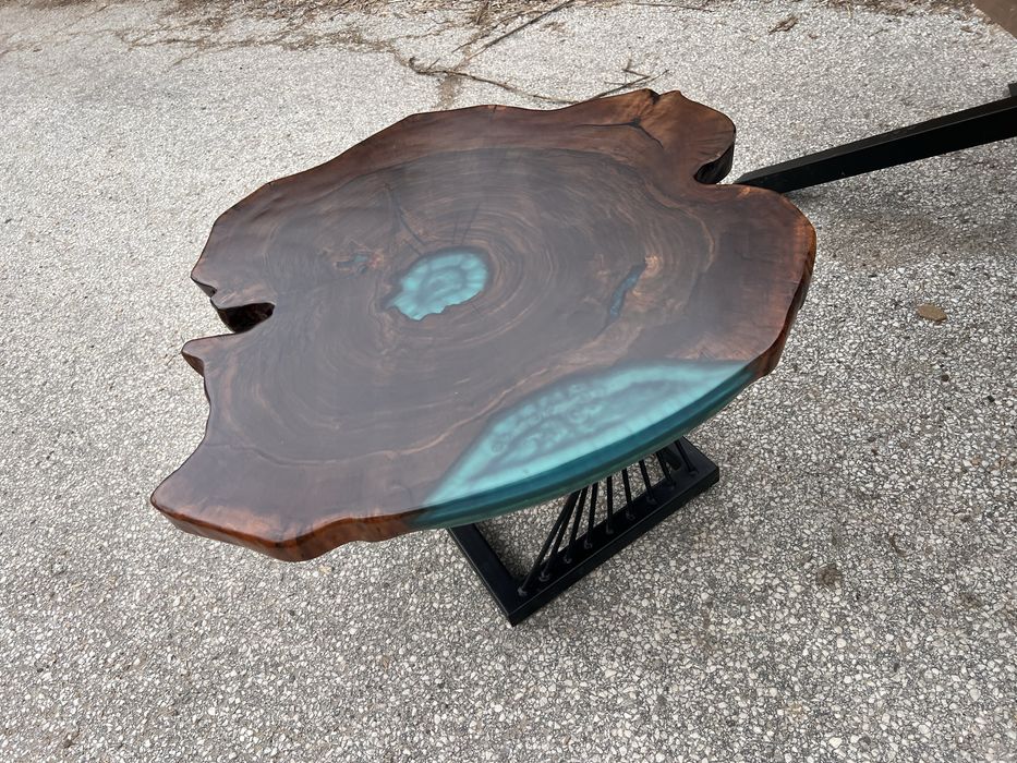 Налична холна маса от орех и епоксидна смола