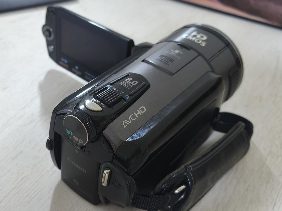 Видеокамера Canon Legria HF S100