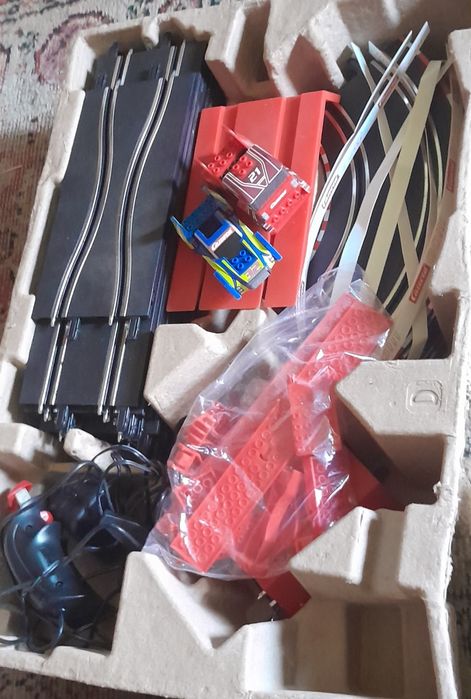 Set complet pistă de curse Carrera GO!!! Build 'N Race 6.2m - cu mașinuțe