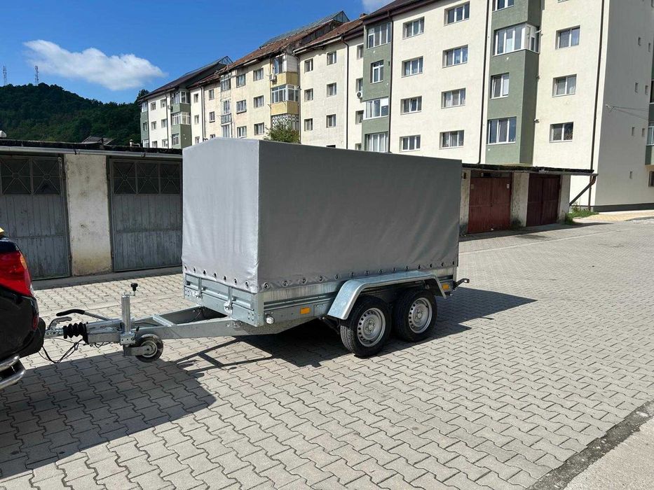Remorcă 2T dublu ax cu sistem de frânare și prelata