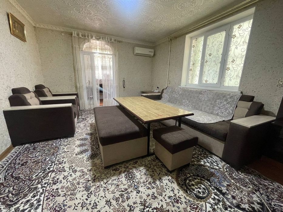 Yumshoq mebel to'plami: Divan, 2 kreslo, 2 pufik va stol