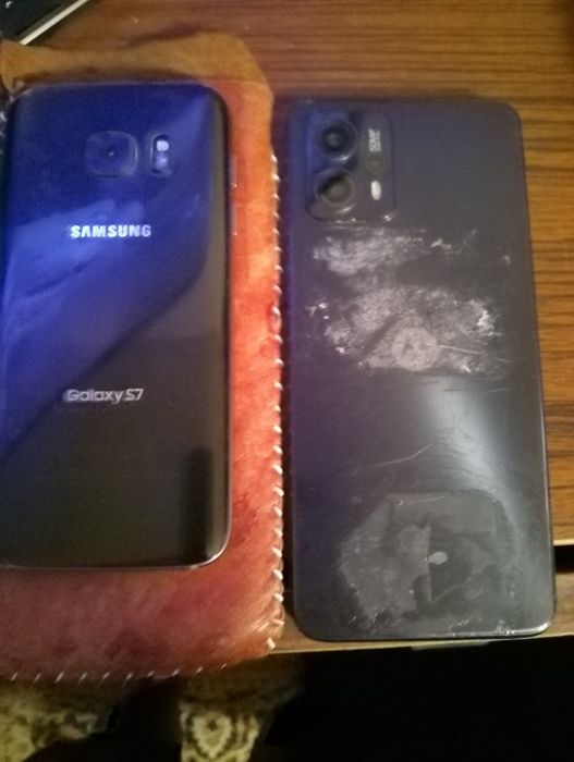 Продавам 2бр. Телефона цената им е 150евро за двата