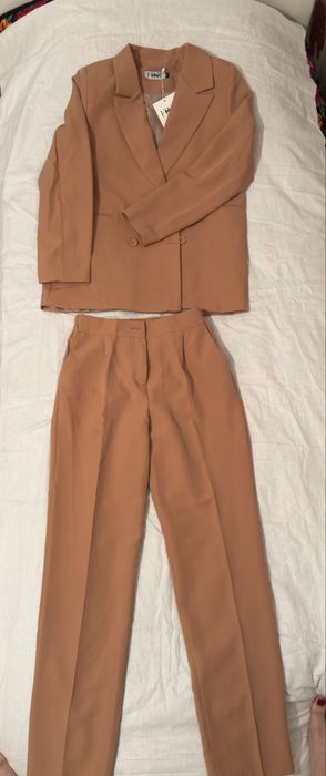 Костюм брючный коричневый новый бу 42 размер