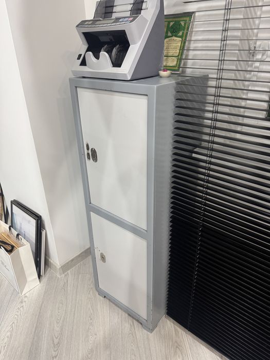 Продается сейф металлический