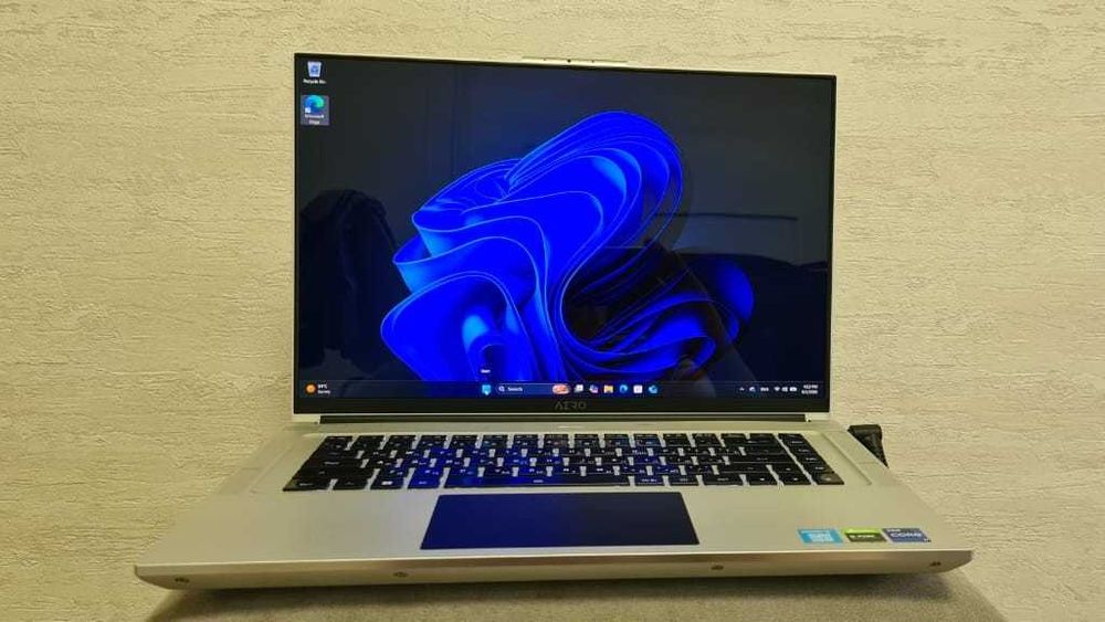 Ноутбук Gigabyte AERO 16 XE5, б/у