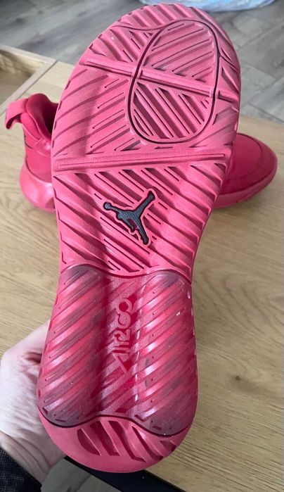 Nike air Jordan червен почти като нови