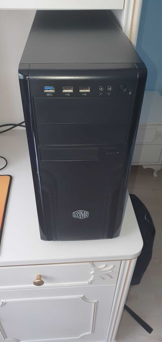 Настолен геймърски компютър.