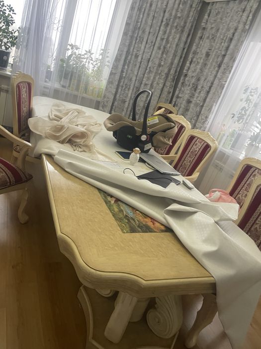 Стулья, стол и зеркало