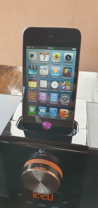 Ipod touch gen 4 cu stație de andocare Logitech Pure-Fi Express ...