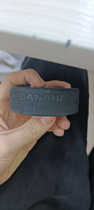 Продам две шайбы хоккейные