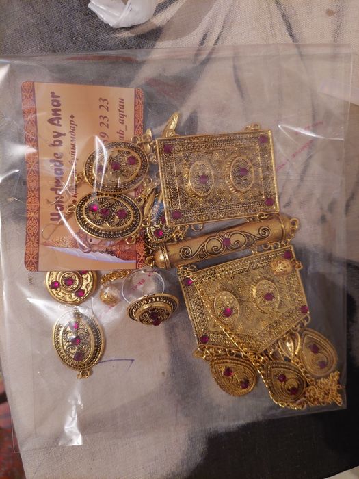 Қазақи Алқа, сырға қолда бар