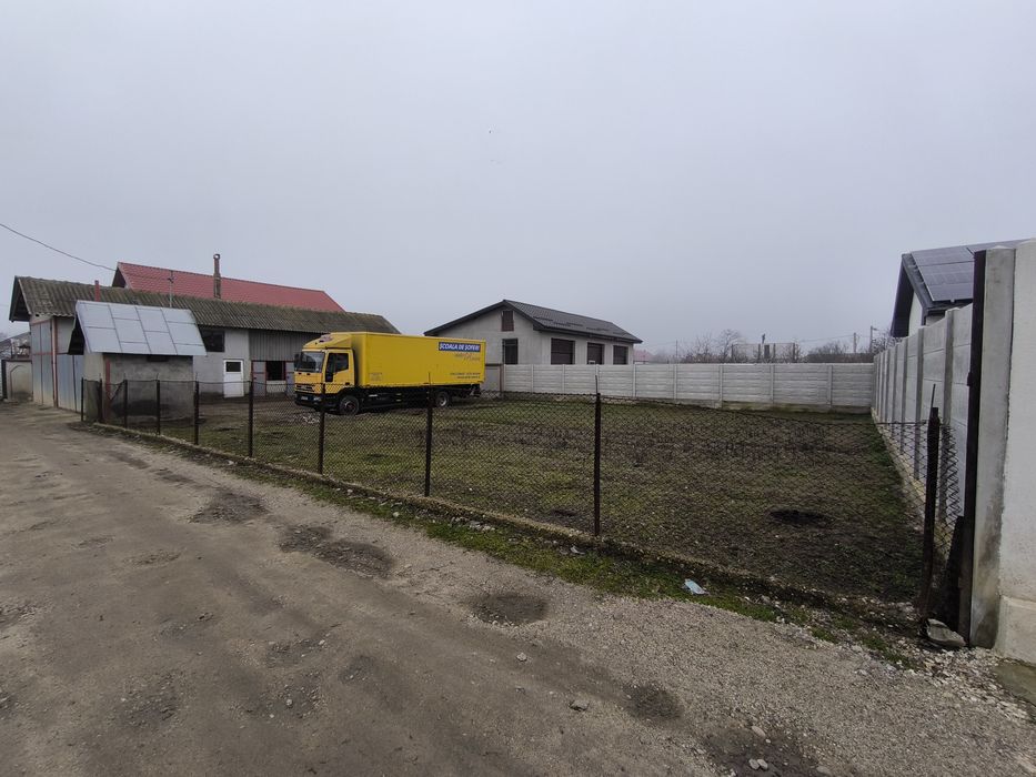 Vand loc de Casa si Anexe