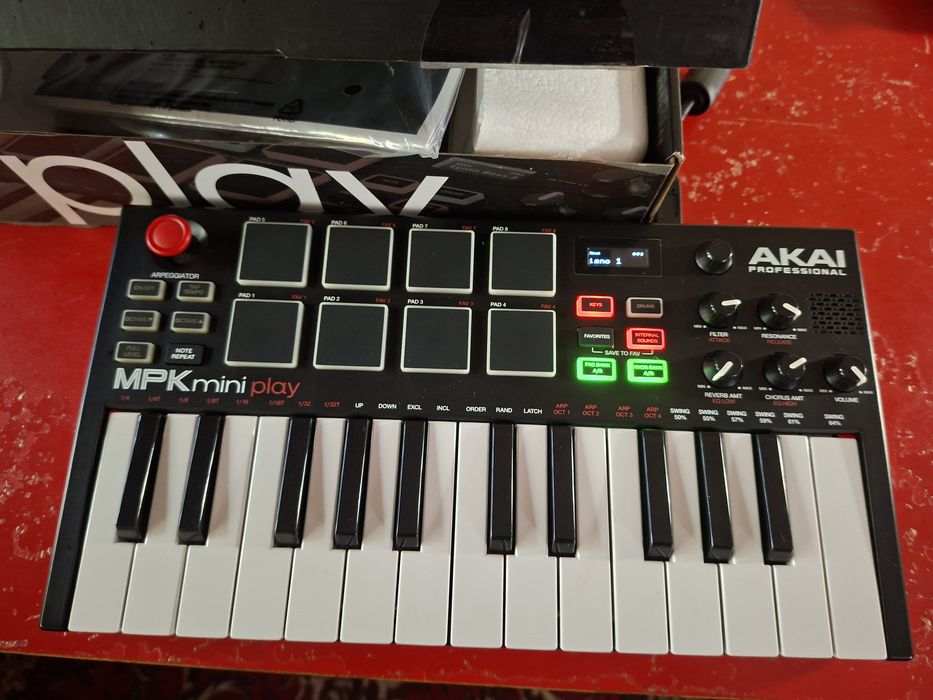 Akai pro MPK mini play синтезатор - миди клавиатура