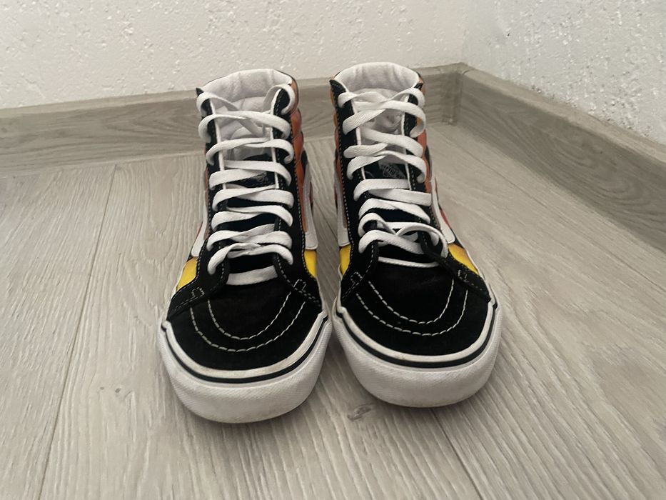 Vans model cu flacari