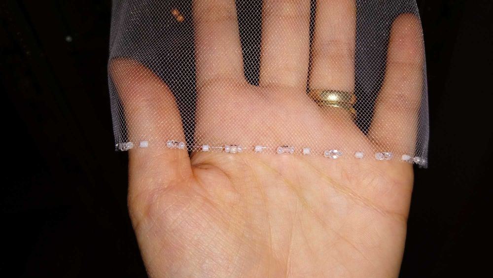 Voal scurt de mireasa cu aplicatii de margele