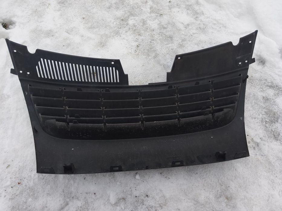 Grilă centrală bară față Volkswagen Passat B6 2005-2010