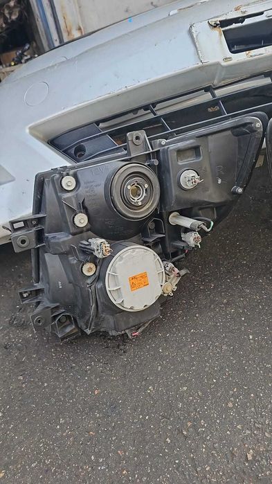 Фары на Nissan Elgrand