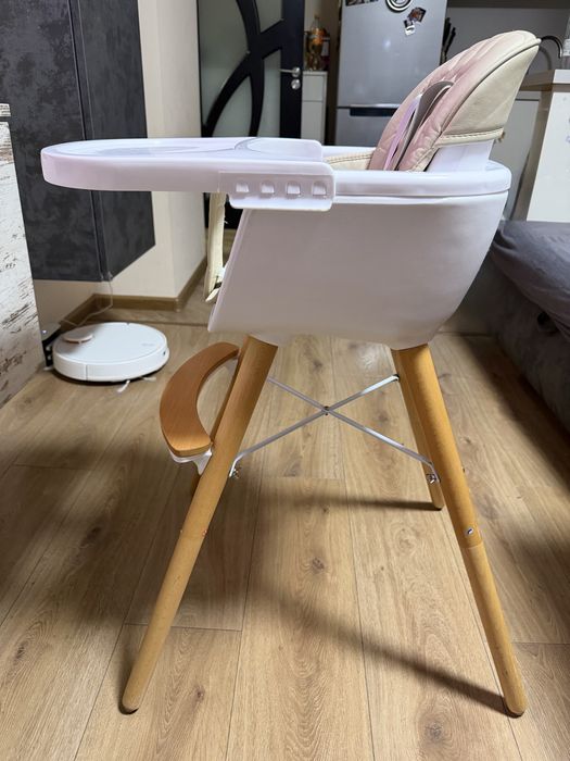 Дървеното столче за хранене Woody на KikkaBoo