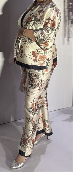 Продам женский костюм