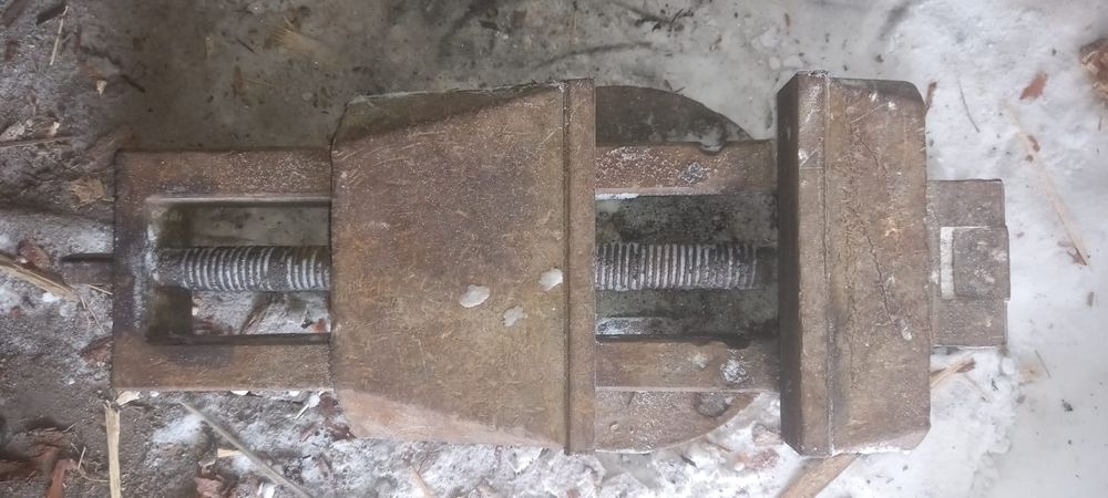 Продам тиски в рабочем состоянии