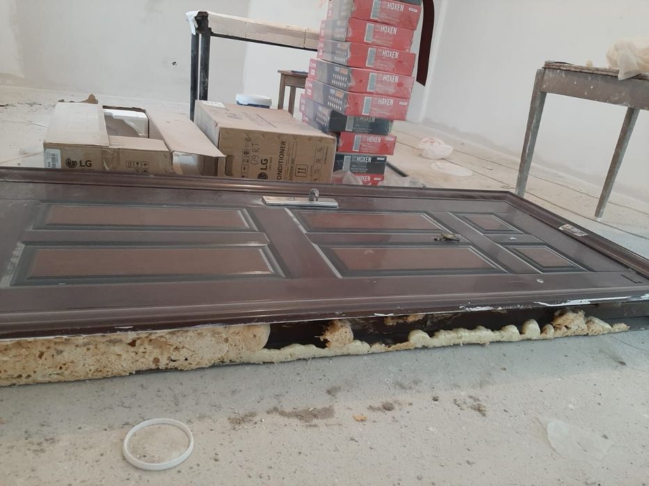 Наружная железная дверь