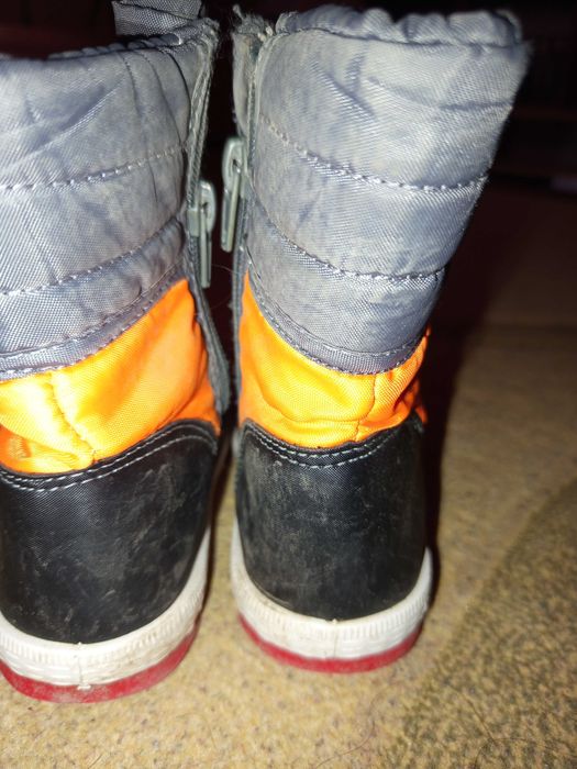 Продавам детски ботушки номер 26