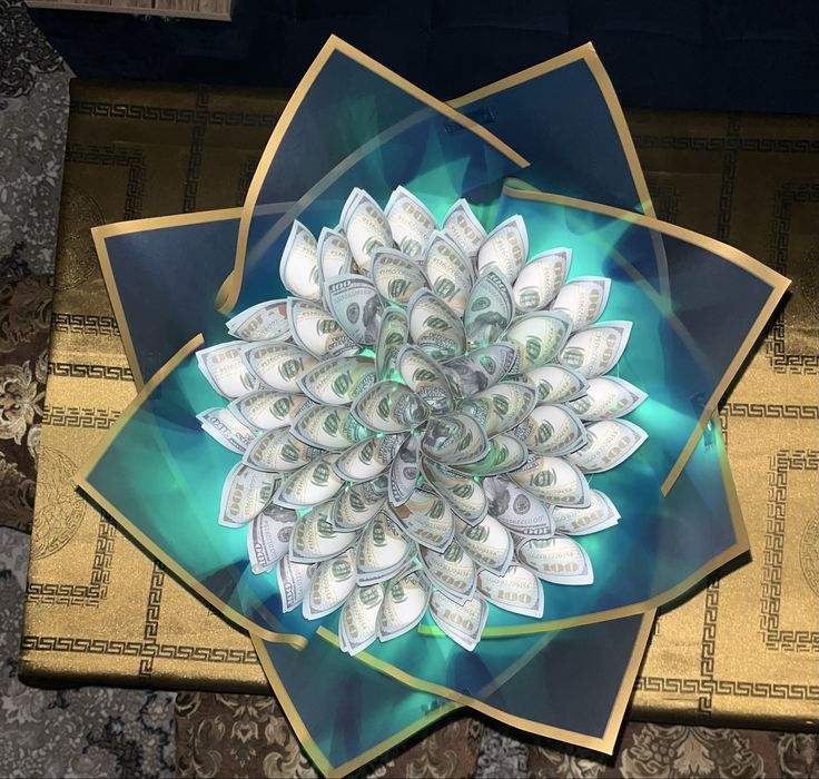 Денежный букет из сувенирных долларов