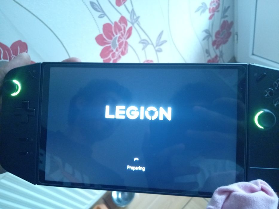 Lenovo legion go
Procesor: AMD Ryzen Z1 Extreme pana la 5.1GHz
Memori