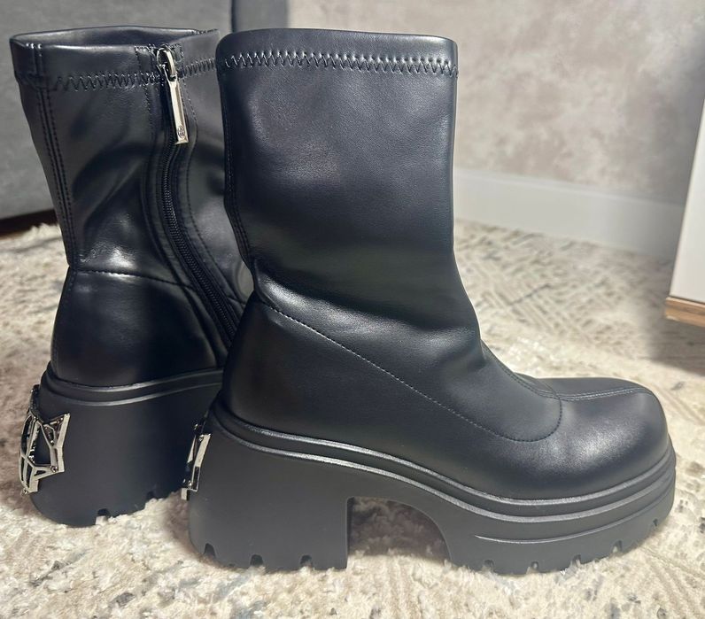 Стильные ботинки с металлическим волком
Размер: 37