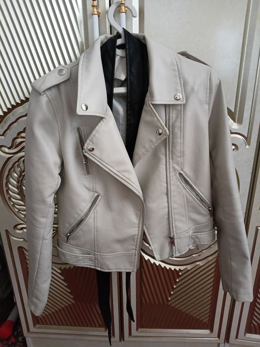 Кожа кастюм сотилади