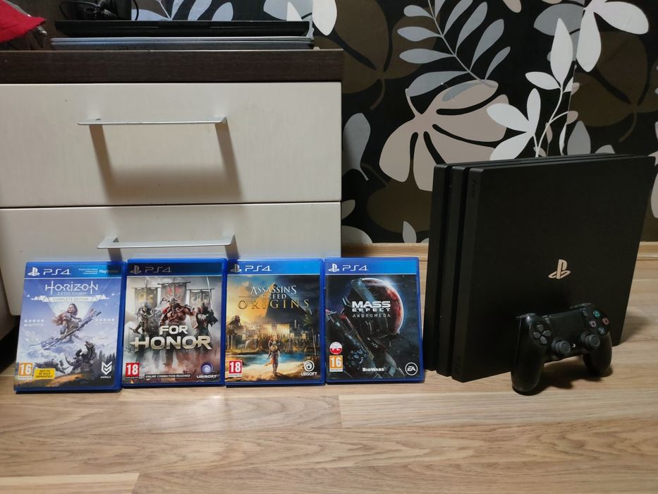 PlayStation 4 Pro 1TB + 4 игри + DualShock 4