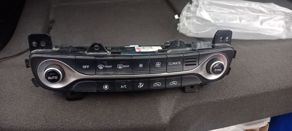 Блок управления климат-контролем для Hyundai Tucson.