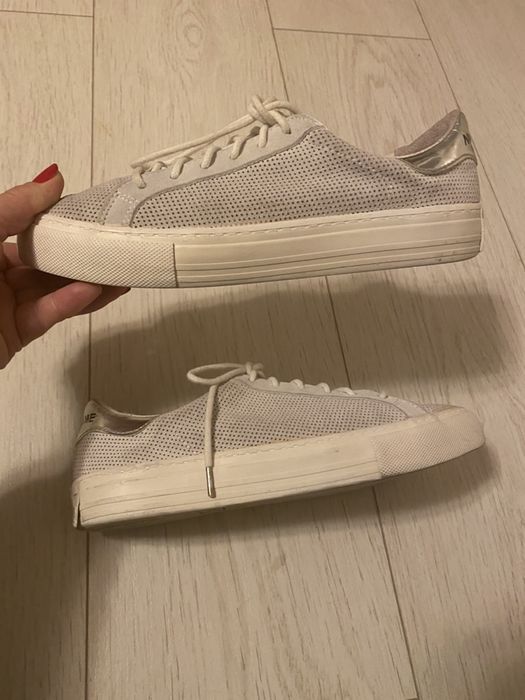 tenisi pt.fete,marca "No Name",marinea 38,piele naturala,crem,sireturi