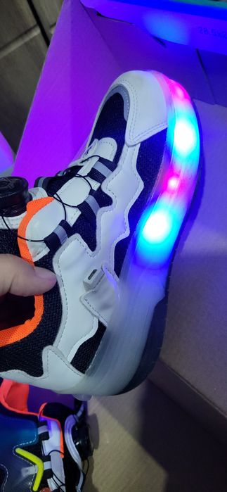 Кроссовки ролики светящиеся 33 р