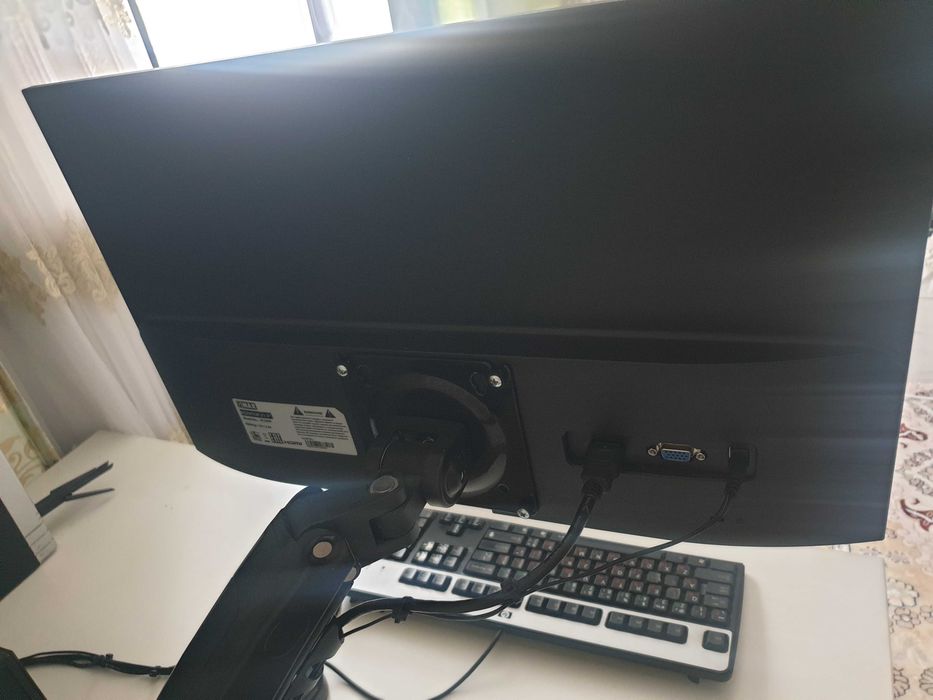 Игровой монитор почти новый 22 с кронштейном.