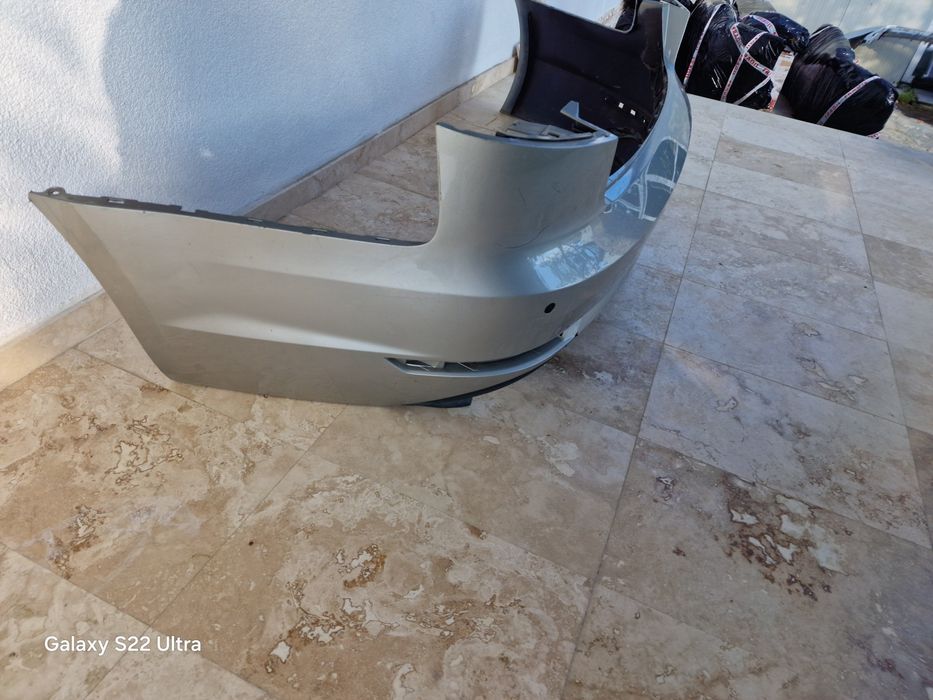 Bara fata spate și aripa. Audi a4 b9 far capota