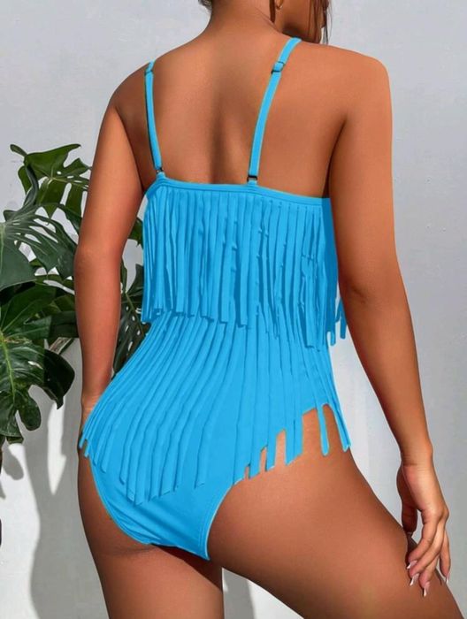 Бански с едноцветен декор и пискюли